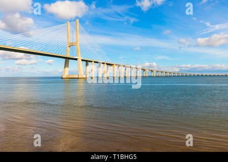 Pont Vasco de Gama se reflétant dans le Tage, Lisbonne, Portugal Banque D'Images