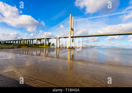 Pont Vasco de Gama se reflétant dans le Tage, Lisbonne, Portugal Banque D'Images