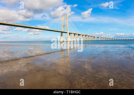 Pont Vasco de Gama se reflétant dans le Tage, Lisbonne, Portugal Banque D'Images