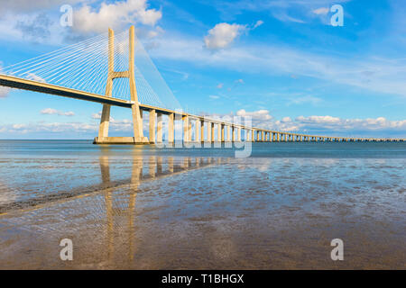 Pont Vasco de Gama se reflétant dans le Tage, Lisbonne, Portugal Banque D'Images