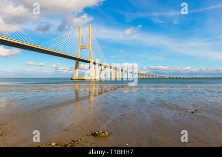 Pont Vasco de Gama se reflétant dans le Tage, Lisbonne, Portugal Banque D'Images