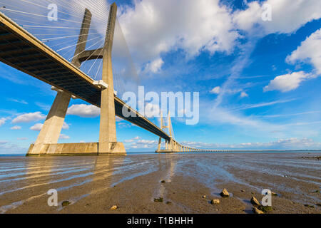 Pont Vasco de Gama se reflétant dans le Tage, Lisbonne, Portugal Banque D'Images