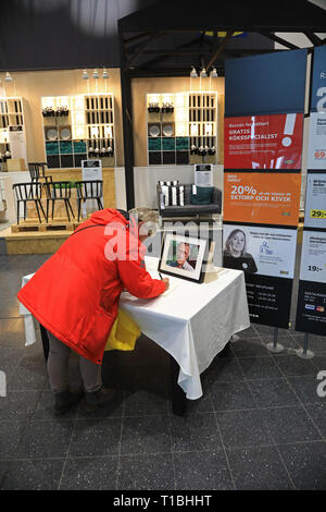 LINKÖPING 20180128 livre de condoléances et de fleurs sur l'Ikea jour après l'annonce que le fondateur et propriétaire d'Ikea Ingvar Kamprad est décédé à l'âge de 91 ans. Jeppe Photo Gustafsson Banque D'Images