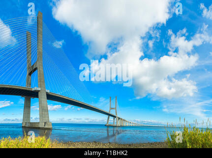 Pont Vasco de Gama sur le Tage, Lisbonne, Portugal Banque D'Images