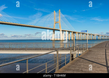 Pont Vasco de Gama sur le Tage, Lisbonne, Portugal Banque D'Images