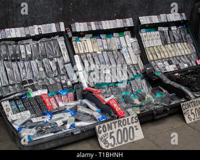 CALI, COLOMBIE - Février, 2019 : Rue vendre bon marché de commandes du téléviseur de remplacement Banque D'Images