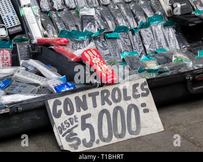 CALI, COLOMBIE - Février, 2019 : Rue vendre bon marché de commandes du téléviseur de remplacement Banque D'Images