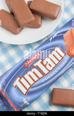 Tim Tams une marque populaire de crème au chocolat biscuit couvert rempli par Arnott's Biscuits Limited en Australie Banque D'Images