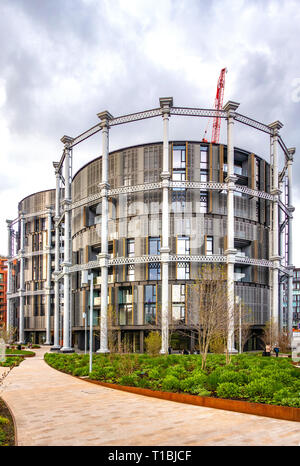 Gazomètres, dans la région de Lewis Cubitt Square, des appartements et des appartements de grand standing, un refurbishedtriplet de classe II-énumérés, la fonte guide gasholder frames Banque D'Images