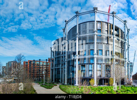 Gazomètres, dans la région de Lewis Cubitt Square, des appartements et des appartements de grand standing, un refurbishedtriplet de classe II-énumérés, la fonte guide gasholder frames Banque D'Images