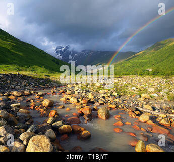 Paysage de montagne avec fleuve et arc-en-ciel. Jour de pluie. Caucase, Svaneti, Géorgie Banque D'Images