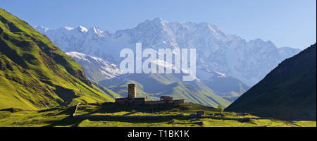 Panorama des montagnes du Caucase. Église médiévale en pierre dans une vallée de montagne. Vue du mont Shhara. Communauté Ushguli, Zemo Svaneti, Géorgie Banque D'Images