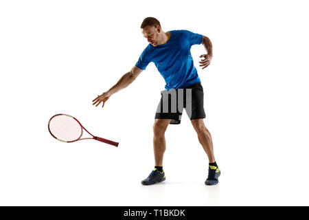 Le joueur de tennis a souligné de pierres et casser une raquette dans la colère et la rage à la cour. Les émotions humaines, de défaite, crash, panne, perte concept. Athlète isolated on white Banque D'Images