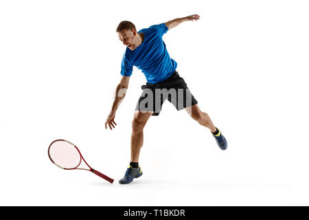 Le joueur de tennis a souligné de pierres et casser une raquette dans la colère et la rage à la cour. Les émotions humaines, de défaite, crash, panne, perte concept. Athlète isolated on white Banque D'Images