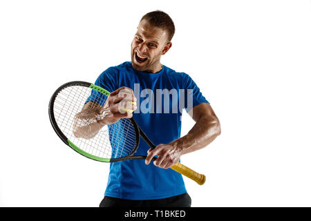 Le joueur de tennis a souligné de pierres et casser une raquette dans la colère et la rage à la cour. Les émotions humaines, de défaite, crash, panne, perte concept. Athlète isolated on white Banque D'Images