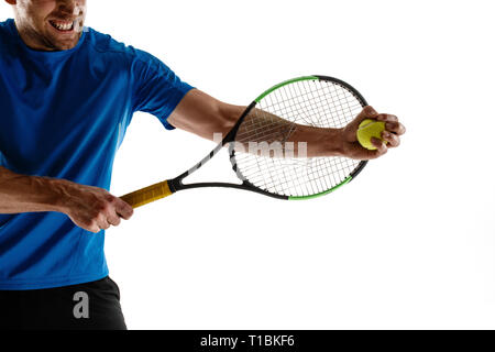 Le joueur de tennis a souligné de pierres et casser une raquette dans la colère et la rage à la cour. Les émotions humaines, de défaite, crash, panne, perte concept. Athlète isolated on white Banque D'Images