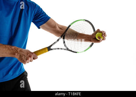 Le joueur de tennis a souligné de pierres et casser une raquette dans la colère et la rage à la cour. Les émotions humaines, de défaite, crash, panne, perte concept. Athlète isolated on white Banque D'Images