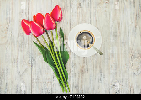 Tasse de café sur la table pour le petit déjeuner. point sélectives. L'alimentation. Banque D'Images