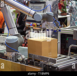 Le levage du robot universel de la ligne de production de carton Banque D'Images