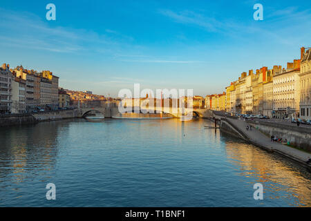 Vue du coucher de soleil du Vieux Lyon et les berges de la Saône, Lyon. France Banque D'Images