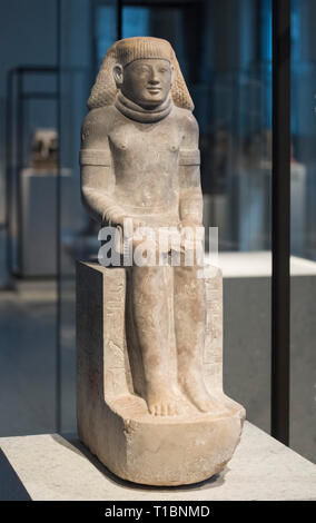 Berlin. L'Allemagne. Assis de l'Égypte ancienne statue de Maya, gouverneur et chef des prêtres, portant le 'gold d'honneur". Neues Museum. Nouveau Royaume Pe Banque D'Images