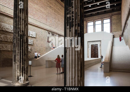 Berlin. L'Allemagne. Le Neues Museum (nouveau musée), l'île aux musées, hall d'escalier principal par David Chipperfield Architects en collaboration avec Julian Harra Banque D'Images