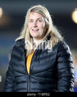 Les femmes Chelsea manager Emma Hayes au cours de l'UEFA Women's Champions League premier match de quart de finale de la jambe à la Cherry Red Records Stadium, Londres. Banque D'Images