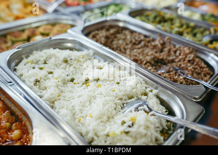 Table de banquet avec chauffage lave, dans la salle à manger Banque D'Images