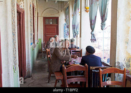 Uyghurs à l'intérieur d'une maison de thé à Kashgar, dans la région autonome du Xinjiang, en Chine. Banque D'Images