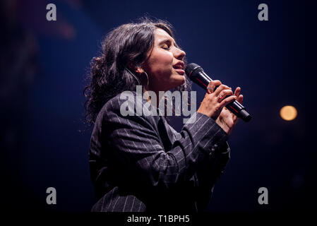 Torino, Italie. 24Th Mar, 2019. Le chanteur et compositeur canadien Michel Cara en live sur scène à la Pala millares de Turin, l'ouverture à la visite de Shawn Mendes dans un complet complet arena. Credit : Alessandro Bosio/Pacific Press/Alamy Live News Banque D'Images