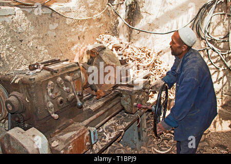 Uighour Nan se transforme en grand bloc de bois, Hotan, région autonome du Xinjiang, Chine. Banque D'Images