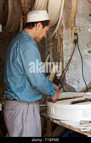 Un homme ouïghour qui produit un panier vapeur en bambou. Vieille ville de Kashgar, région autonome du Xinjiang, Chine. Banque D'Images