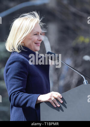 New York, États-Unis. 24Th Mar, 2019. Le candidat démocrate Kirsten Gillibrand sénateur nous parle pendant le coup d'envoi officiel de sa campagne pour rallier le président à Columbus Circle Crédit : Lev Radin/Pacific Press/Alamy Live News Banque D'Images