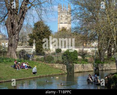 Les gens profiter du soleil au bord de la rivière Cherwell par un beau jour de printemps dans la région de Oxford. Banque D'Images