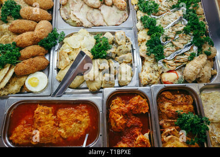 Table de banquet avec chauffage lave, dans la salle à manger Banque D'Images