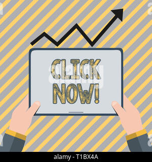 Écrit remarque montrant Cliquez sur Maintenant. Concept d'affaires pour en appuyant sur le bouton-poussoir sur le terminal en particulier dans la main de l'ordinateur maintenant comprimé sous la progres Banque D'Images