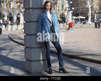 Milano, 22 février 2019 : modèle russe Daryna posant en Sempione square pendant la Fashion Week de Milan automne femme/semaine 2019 Banque D'Images