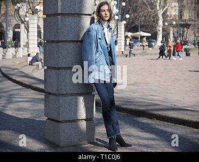 Milano, 22 février 2019 : modèle russe Daryna posant en Sempione square pendant la Fashion Week de Milan automne femme/semaine 2019 Banque D'Images