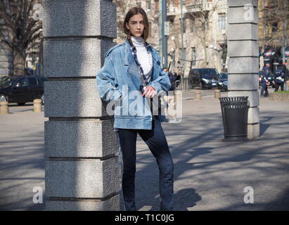 Milano, 22 février 2019 : modèle russe Daryna posant en Sempione square pendant la Fashion Week de Milan automne femme/semaine 2019 Banque D'Images