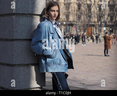 Milano, 22 février 2019 : modèle russe Daryna posant en Sempione square pendant la Fashion Week de Milan automne femme/semaine 2019 Banque D'Images