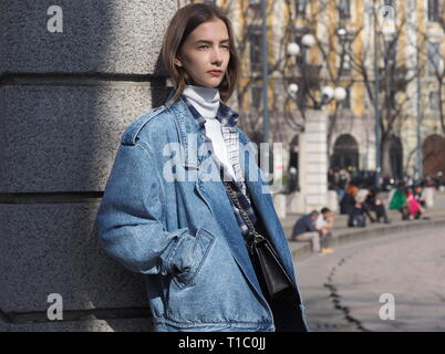 Milano, 22 février 2019 : modèle russe Daryna posant en Sempione square pendant la Fashion Week de Milan automne femme/semaine 2019 Banque D'Images