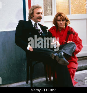 Kir Royal, Fernsehserie, Deutschland 1986, Regie : Helmut Dietl, Folge 'Wer ist, reinkommt drin', acteurs : Franz Xaver Kroetz, Senta Berger Banque D'Images