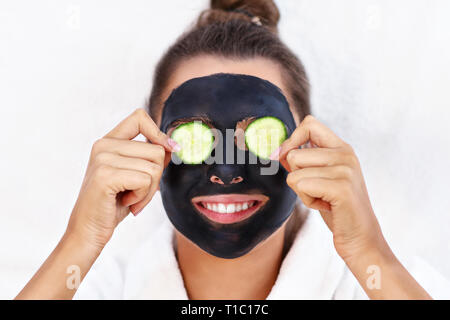 Photo de femme heureuse d'avoir en facial spa salon Banque D'Images