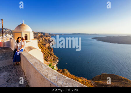 Heureux couple posant pour une photo à Santorin, Grèce. Banque D'Images