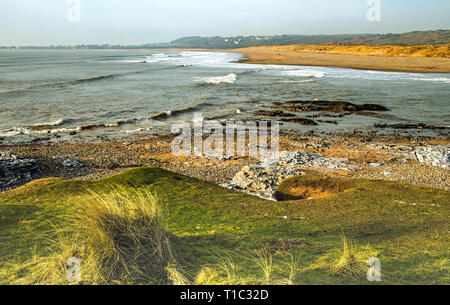 L'estuaire de la rivière Ogmore, ou Afon Ogwr, sur la côte du patrimoine de Glamourgan, au sud du pays de Galles, lors d'une soirée ensoleillée. La plage derrière est le sable de Merryr. Banque D'Images