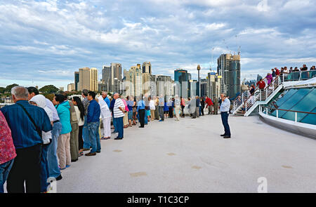 Ville de Sydney - Paysage urbain et les vues d'un navire de croisière le pont comme La croisière partira de Sydney. Banque D'Images