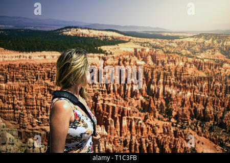 Tourist à Bryce Canyon enjoying view. Randonnées dans la belle fille nature paysage des pinacles et des spires de formations rocheuses. Le Parc National de Bryce Canyon, l'Uta Banque D'Images