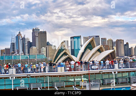 Opéra de Sydney vue de près d'un navire de croisière Banque D'Images