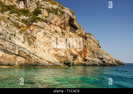 Belle et colorée voir rock côte et mer bleu cristal, aux beaux jours. Petite pierre falaise idéal pour sauter dans l'eau turquoise vacatio pendant Banque D'Images