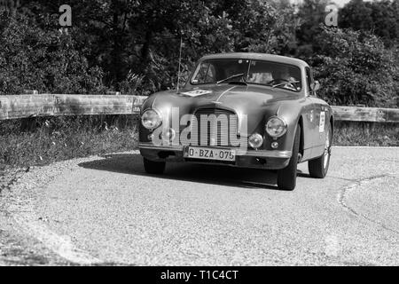 ASTON MARTIN DB 2 VANTAGE 1953 sur une vieille voiture de course en rallye Mille Miglia 2018 la célèbre course historique italien (1927-1957) Banque D'Images